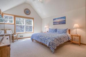 Un dormitorio con una cama y un reloj en la pared. en Castawaves - Meredith Lodging, en Pacific City