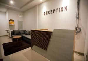 een woonkamer met een bank bij Semat Raya Village in Canggu +86 foto's