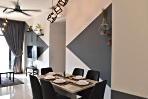 Un restaurant sau alt loc unde se poate mânca la 【The Unique Home◆】Brand New Condo in Setapak KL