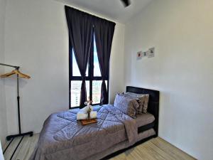 um quarto com uma cama e uma grande janela em 【The Unique Home◆】Brand New Condo in Setapak KL em Kuala Lumpur