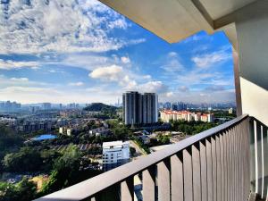 een balkon met uitzicht op de stad bij 【The Unique Home◆】Brand New Condo in Setapak KL in Kuala Lumpur