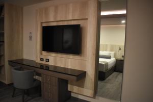 Televiisor ja/või meelelahutuskeskus majutusasutuses Hotel Frontiere Tijuana