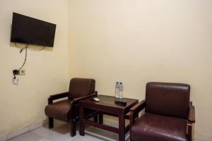 TV a/nebo společenská místnost v ubytování RedDoorz @ Hotel Citra Indah