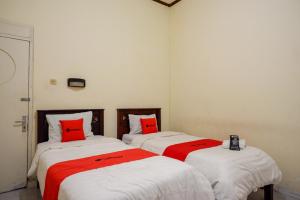 Postel nebo postele na pokoji v ubytování RedDoorz @ Hotel Citra Indah