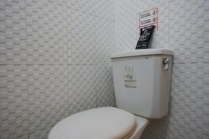 Koupelna v ubytování RedDoorz @ Hotel Citra Indah