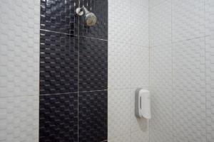 Koupelna v ubytování RedDoorz @ Hotel Citra Indah