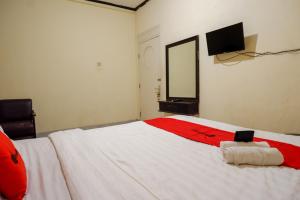Postel nebo postele na pokoji v ubytování RedDoorz @ Hotel Citra Indah