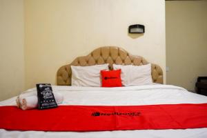 Postel nebo postele na pokoji v ubytování RedDoorz @ Hotel Citra Indah