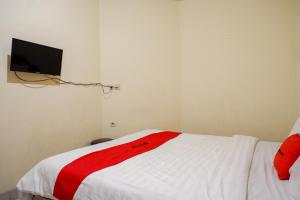 Postel nebo postele na pokoji v ubytování RedDoorz @ Hotel Citra Indah