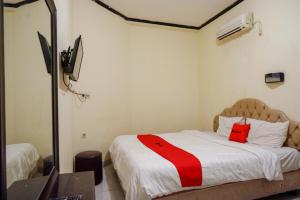 Postel nebo postele na pokoji v ubytování RedDoorz @ Hotel Citra Indah