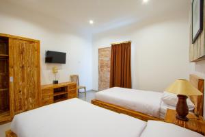 Bali Komang Guest House Sanur客房内的一张或多张床位