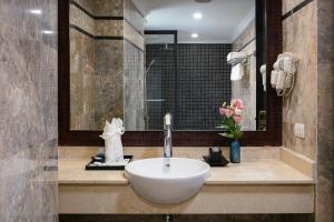 Ett badrum på Scent Premium Hotel