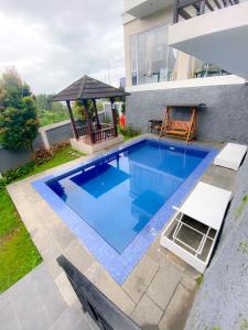 basen na podwórku domu w obiekcie AL Jumeirah Resort Puncak w mieście Cisarua