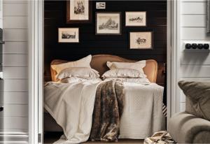 een slaapkamer met een bed met witte lakens en kussens bij The Blackwood Sassafras in Sassafras