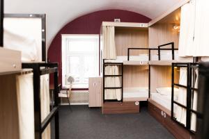 Двуетажно легло или двуетажни легла в стая в Hostel Krolichya Nora