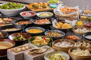 a buffet with many different types of food in bowls at Hotel Associa Toyohashi in Toyohashi
