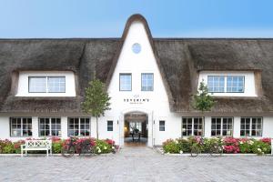 a building with bikes parked in front of it at Severin's Resort & Spa in Keitum