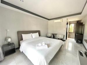 - une chambre avec un lit et 2 serviettes dans l'établissement Smaids Room, à Lampang