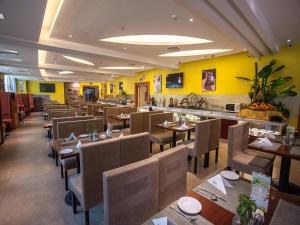 A restaurant or other place to eat at Hua Shi Hotel