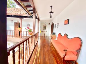 uma sala de estar com um sofá numa escada em Casa del Carmen - Villa de Leyva em Villa de Leyva