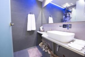 łazienka z białą umywalką i lustrem w obiekcie Αqua Dream Beach Apartment w mieście Kos +37 zdjęć