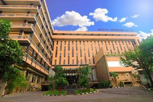 un grand bâtiment en face d'un bâtiment dans l'établissement Merapi Merbabu Hotels & Resorts, à Yogyakarta