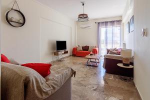 ein Wohnzimmer mit einem Sofa und einem TV in der Unterkunft Two Bedroom Apartment in Chalandri with Balcony in Athen