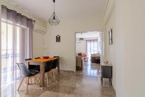 ein Esszimmer mit einem Tisch und Stühlen in der Unterkunft Two Bedroom Apartment in Chalandri with Balcony in Athen