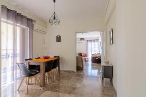 Fotografie z fotogalerie ubytování Two Bedroom Apartment in Chalandri with Balcony v Aténách