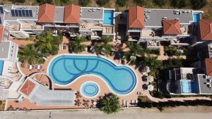 Bazén v ubytování Okeanis Golden Resort nebo v jeho okolí