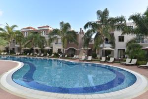 Bazén v ubytování Okeanis Golden Resort nebo v jeho okolí