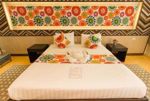 Een bed of bedden in een kamer bij Good Times Resort -SHA Extra Plus