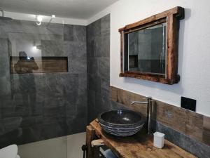 łazienka z umywalką i lustrem w obiekcie Maison Perriail Vda Gressan n 0029 w mieście Gressan +37 zdjęć