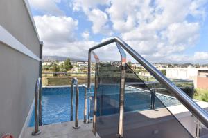 Bazén v ubytování Okeanis Golden Resort nebo v jeho okolí