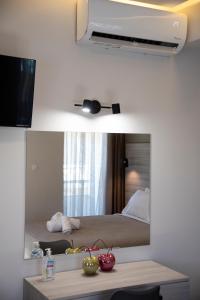 Pokój hotelowy z łóżkiem i lustrem w obiekcie Αqua Dream Beach Apartment w mieście Kos