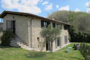 ein Steinhaus mit einer Treppe davor in der Unterkunft Luxury Casale Sabina Valley in Rocca Sinibalda
