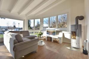 ein Wohnzimmer mit einem Sofa und einem Kamin in der Unterkunft Ferienhaus Wiesenblick in Ahlbeck