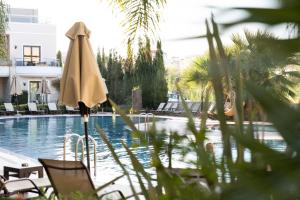 Bazén v ubytování Okeanis Golden Resort nebo v jeho okolí