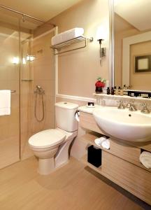 Kamar mandi di The Scarlet Singapore