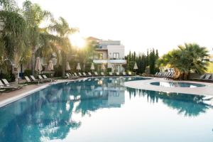 Bazén v ubytování Okeanis Golden Resort nebo v jeho okolí