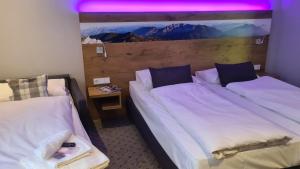 Postel nebo postele na pokoji v ubytování Hotel Lechnerhof Unterföhring