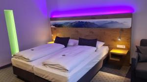 Postel nebo postele na pokoji v ubytování Hotel Lechnerhof Unterföhring
