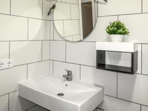 Ένα μπάνιο στο Apartamentos Los Pinos +30 φωτογραφίες
