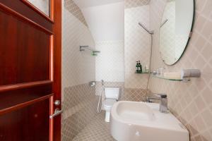 Phòng tắm tại Beachfront Palm Villa 21 Biệt Thự Trên Bãi Biển