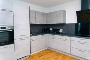 Kuchyň nebo kuchyňský kout v ubytování 150 m² Maisonnette Whg mit Galerie für 10 Personen + 15 fotografií