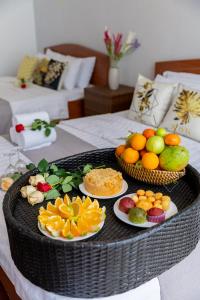 een tafel met fruitschalen op een bed bij Beachfront Palm Villa 21 Biệt Thự Trên Bãi Biển in Vung Tau