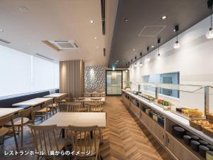 a restaurant with tables and chairs and a cafeteria at Tmark City Hotel Sapporo Odori in Sapporo