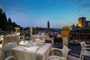Reštaurácia alebo iné gastronomické zariadenie v ubytovaní Albergo Al Sole
