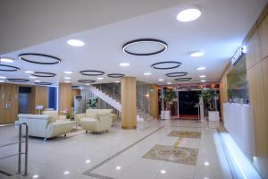 The lobby or reception area at Hotel Tomis