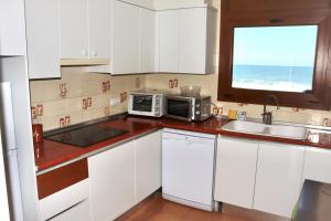 Kuchyň nebo kuchyňský kout v ubytování Apartaments Les Dunes